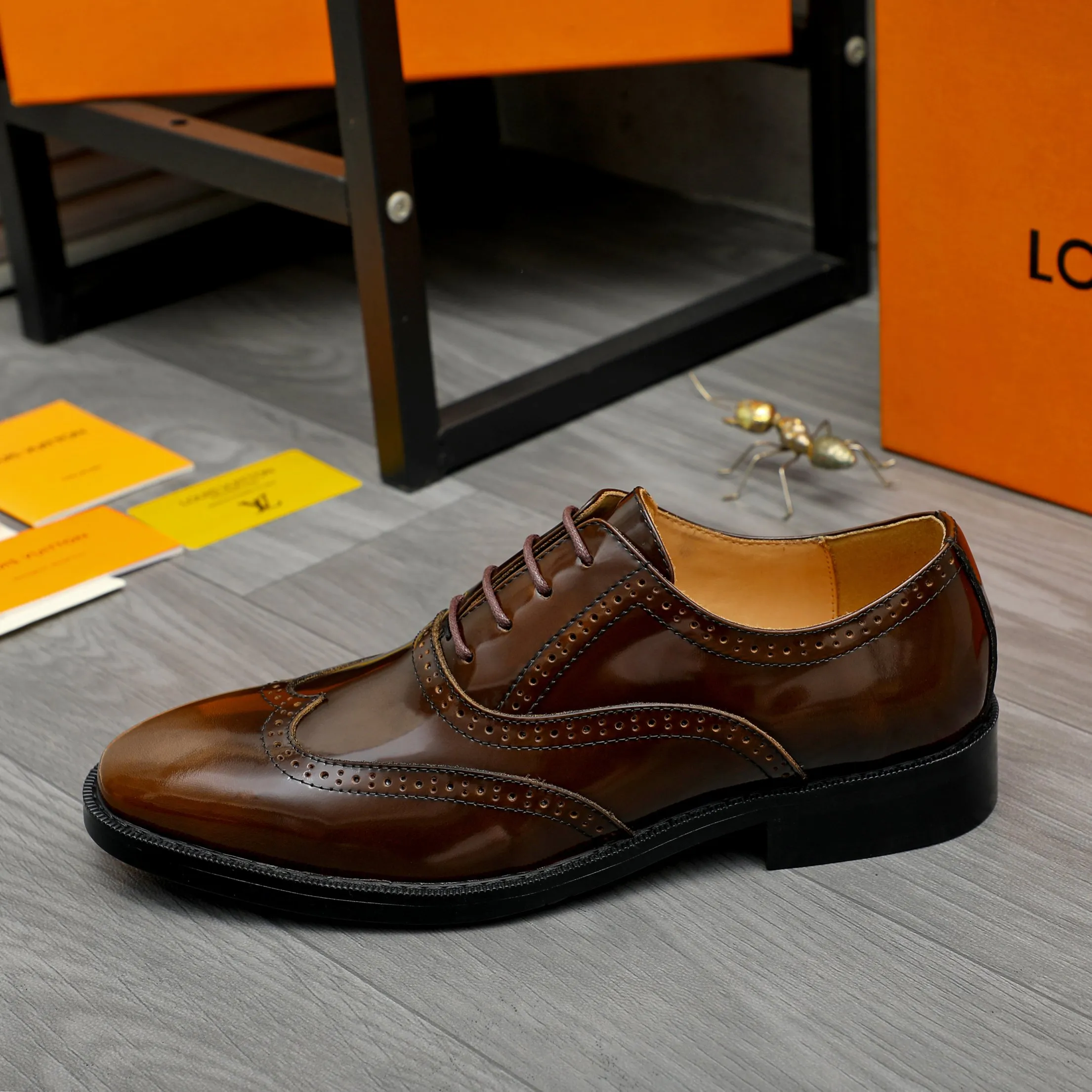 Men's shoes 💰500 Product trademark: LV "Louis Vuitton" business formal leather shoes Regular size: 39-45 (.45 customization is non-returnable) Product materials: Selected color-brushed pearlescent cowhide upper, cowhide lining, original rubber outsole